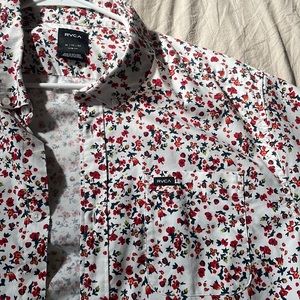 Men’s collared RVCA floral button up.